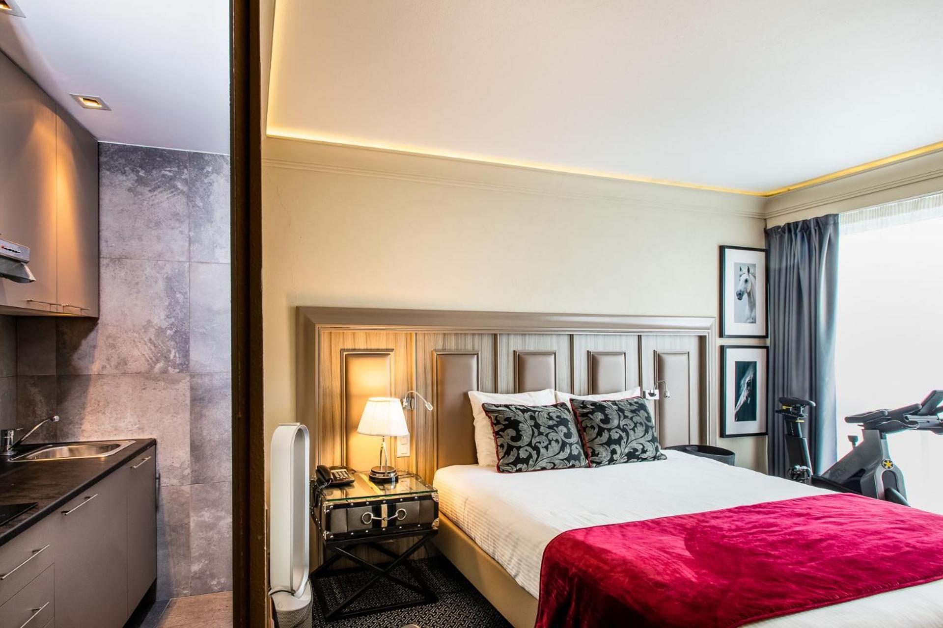 Longchamp Hotel 3*