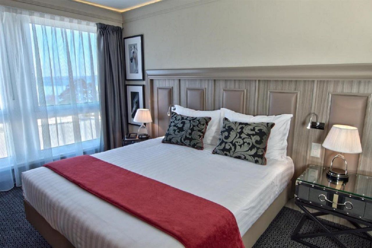 Longchamp Hotel 3*
